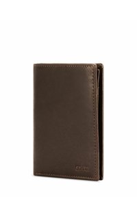 Brązowy skórzany portfel z przeszywanymi krawędziami, w formie dwudzielnej, o gładkiej fakturze i wytłoczonym logo w dolnym rogu. Kompaktowy i elegancki kształt.