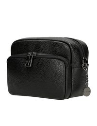 Černá kožená taška s texturovaným povrchem, která nabízí dvě zipové přihrádky a kulatou kovovou visačku připevněnou na zipu.