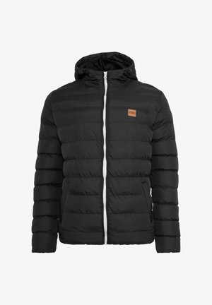 Czarna pikowana kurtka puchowa z kapturem, przednim zamkiem błyskawicznym, dwoma bocznymi kieszeniami oraz małą prostokątną naszywką z logo na piersi.