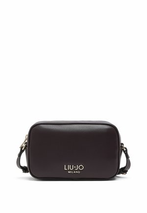 Bolso bandolera rectangular de cuero negro con cremallera dorada y correa ajustable, con el logo dorado "LIU•JO MILANO" en el frontal.