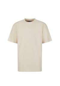 Beige bomuldt-shirt med korte ærmer, rund hals og hvidt kursiv logo på forsiden. Blød tekstur, afslappet pasform, minimalistisk design.