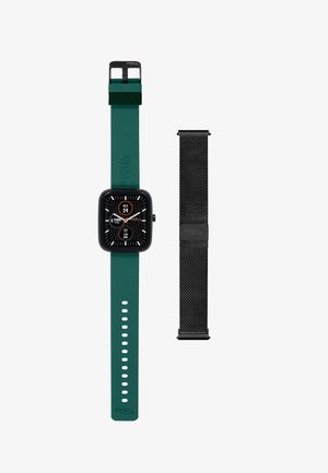 Montre connectée avec un cadran carré noir, un bracelet en silicone vert et un bracelet en maille en acier inoxydable. Elle dispose d'un écran numérique avec diverses mesures.