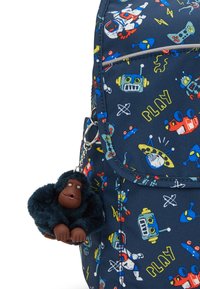 Marineblauer Rucksack mit bunten Drucken von Robotern, Astronauten und Raumschiffen, ausgestattet mit einem kuscheligen Gorilla-Schlüsselanhänger, der an der Seitentasche angebracht ist.