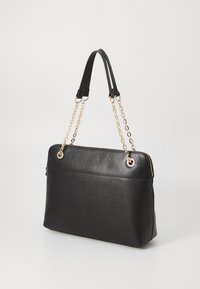 Borsa a tracolla in pelle nera con un design strutturato, con accenti in catena dorata e manici doppi per il trasporto. Texture liscia, stile minimalista.