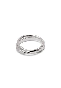 Silberring mit einem gedrehten Seildesign und glattem Band, das mit einer hochglänzenden Oberfläche Licht reflektiert. Zwei ineinandergreifende Bänder.