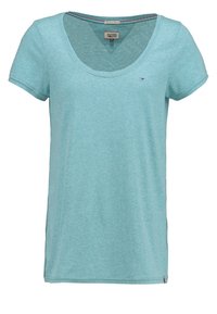 Ljusblå t-shirt med kort ärm och rund halsringning, mjuk textur och en liten logotyp på bröstet. Enkelt utförande, utan ytterligare mönster.