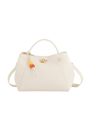 Cremefarbene Lederhandtasche mit goldfarbenem Drehverschluss und zwei dekorativen bernsteinfarbenen Perlen, die vom Griff hängen.