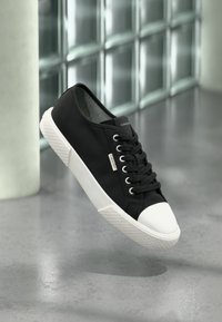 Δεν επιλέχθηκε, black/honey