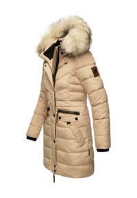 Doudoune beige avec capuche en fausse fourrure, poches zippées, design matelassé, accents noirs et poignets côtelés. Comprend un patch de marque sur la manche.