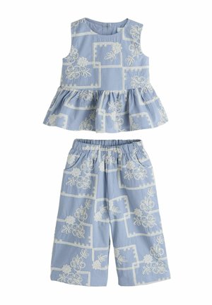 Hellblaues zweiteiliges Outfit aus Baumwolle, bestehend aus einem ärmellosen Oberteil mit Peplum und bestickten Blumenmustern sowie passenden Hosen mit weitem Bein.