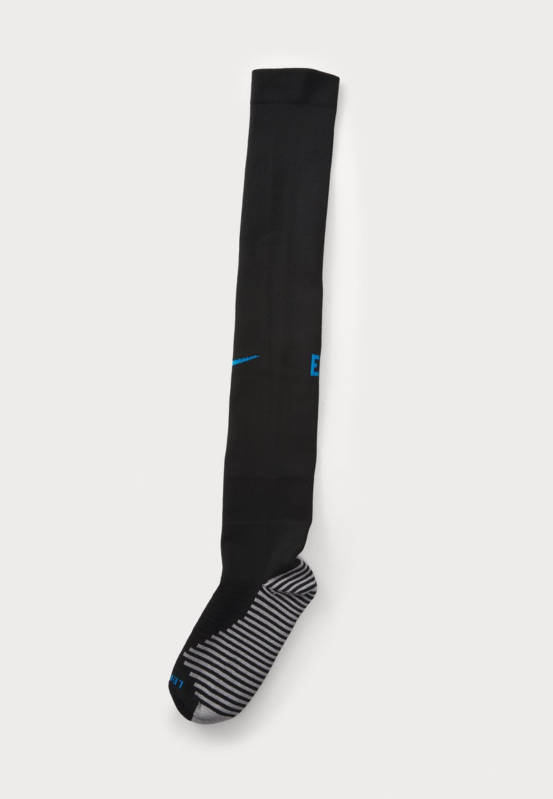Chaussettes de sport noires à hauteur de genoux avec logo bleu de Nike et texte "LET" ; motif rayé gris et noir sur la partie orteil et le pied.