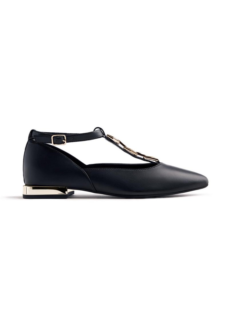 Ballerine in pelle nera con punta affusolata, cinturino alla caviglia e dettaglio decorativo in catena dorata, con tacco quadrato basso.