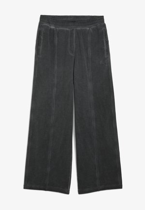 Pantalones de pierna ancha de color gris oscuro, hechos de material suave, con cinturilla elástica, dos bolsillos delanteros y detalles cosidos.