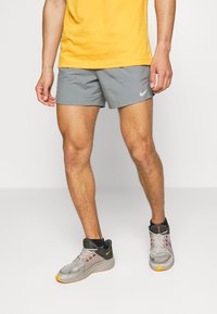 Nike Performance - STRIDE - Sports shorts - smoke grey/black/silver Thumbnail Image 1