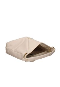 Borsa a mano in pelle beige con una patta intrecciata e testurizzata e dettagli in oro. La borsa presenta un ampio interno, comprensivo di una tasca con zip.