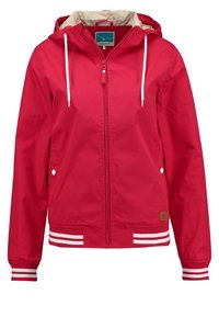 Veste rouge à capuche avec cordons blancs, fermeture éclair frontale, poches latérales avec boutons-pression, et poignets et ourlet rayés blancs.
