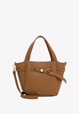 Bolso de mano de cuero marrón con acabado texturizado, dos asas cortas y correa de hombro ajustable. Cuenta con cierre de botón y una sutil marca.