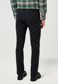 Wrangler LARSTON - Vaqueros slim fit - black