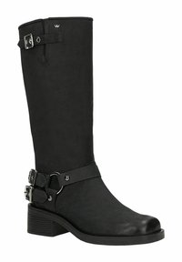 Černá kožená bota ke kotníkům s nízkým podpatkem, stříbrné sponky kolem kotníku a nahoře, a kulatá špička.