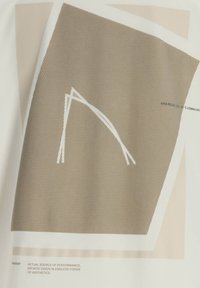 Weißer Stoff mit einem abstrakten Design aus hellbraunen und beigefarbenen geometrischen Formen. Bemerkenswerte Details sind ein strukturiertes Muster und weiße Linien.