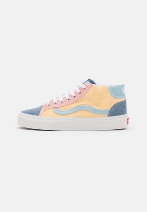 Baskets montantes avec panneaux en velours côtelé pastel rose, bleu et jaune, lacets blancs, semelle blanche en caoutchouc et logo Vans bleu au talon.
