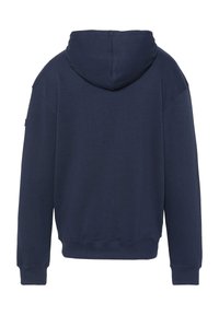 Felpa con cappuccio blu navy, dal tessuto morbido, spalle scese, polsini e orlo a coste. Include una tasca a marsupio e dettagli cuciti.