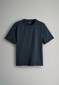 Donker marineblauwe katoenen T-shirt met korte mouwen en een ronde halsline. Gladde textuur, casual pasvorm en een minimalistisch ontwerp zonder zichtbare logo's.