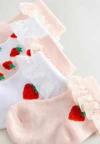Tre par ankelsockor: rosa och vita, med spetsdetalj, prydda med små röda jordgubbar och gröna blad. Mjuk textur och pastellfärger.