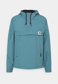 Jasnoniebieska kurtka z kapturem, kieszenią z przodu, regulowanym sznurkiem i czarnymi detalami. Gładka tekstura, casualowy design.