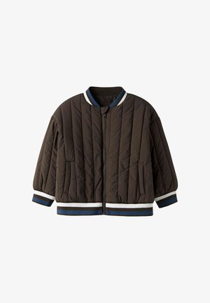 Veste bomber matelassée marron avec fermeture éclair, col, poignets et ourlet côtelés ornés de rayures blanches et bleues.