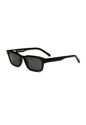 Schwarze rechteckige Sonnenbrille mit dunkel getönten Gläsern und geraden Bügeln, leicht nach rechts geneigt vor weißem Hintergrund.