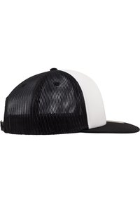 Zwart-witte trucker cap met een stevige voorkant, geperforeerde achterkant, platte rand en verstelbare band. Heeft een afgeronde kroon met stikdetails.