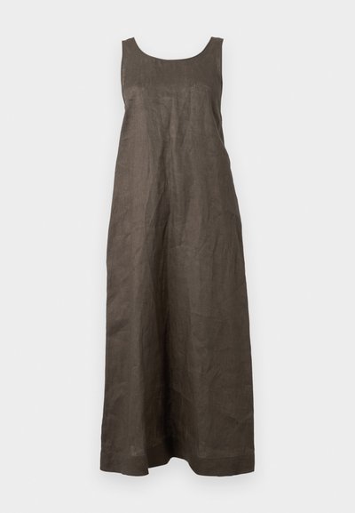 Lang, ermessig kjole i mørkebrun lin. Har rund hals og rett snitt, med en enkel kant uten dekorasjoner.