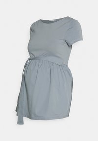 Vestido de maternidad de manga corta en gris claro, con cintura fruncida y detalle de lazo, fabricado en un tejido suave y liso.