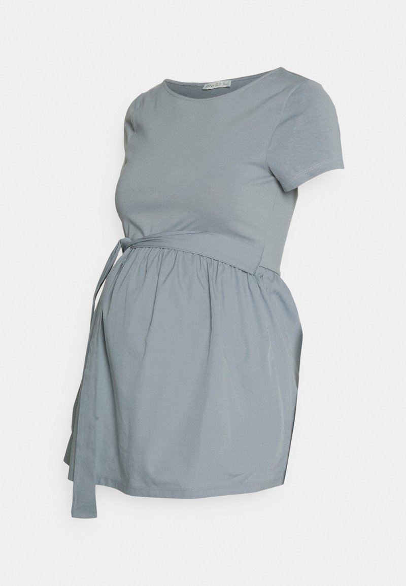 Vestido de maternidad de manga corta en gris claro, con cintura fruncida y detalle de lazo, fabricado en un tejido suave y liso.