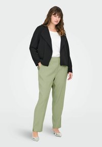 Musternüktüm mustrek valge särgi üle, paarituna helesiniste pükstega ja hõbedaste sussidega. Musternüktüm on mugava lõikega ja ilma kinnitusteta.