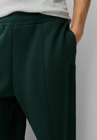 Bershka Träningsbyxor - dark green