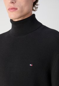 Tommy Hilfiger STRUCTURE ROLL NECK - Pulover - black