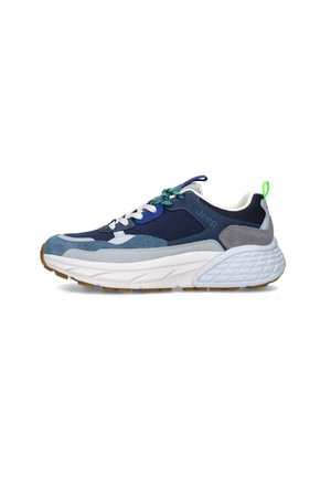 Zapatilla deportiva en azul marino y gris con parte superior de malla y gamuza, entresuela blanca, suela texturizada y acento verde en el talón.