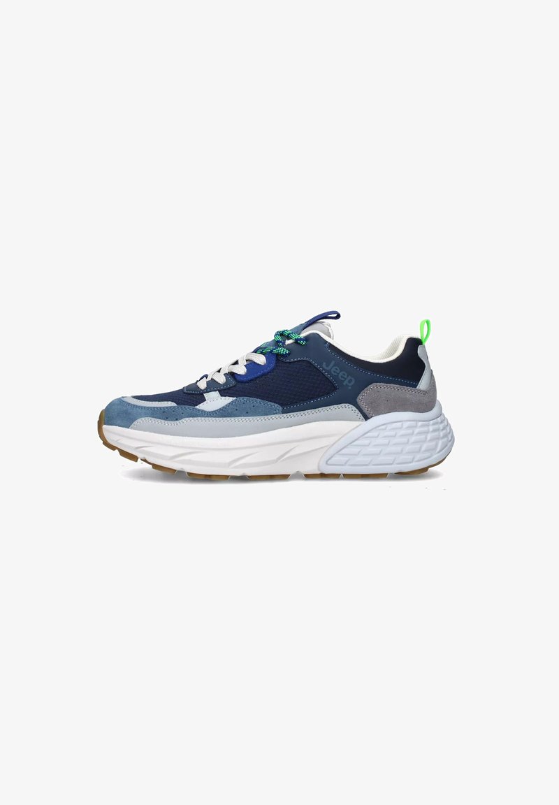 Sneaker atletica blu navy e grigia con tomaia in rete e suede, suola intermedia bianca, suola esterna tessurizzata e dettaglio verde sul tallone.