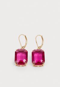 Goudkleurige lever-back oorbellen met grote octagonale roze edelstenen met facetten, gezet in een veilige klauwontwerp.
