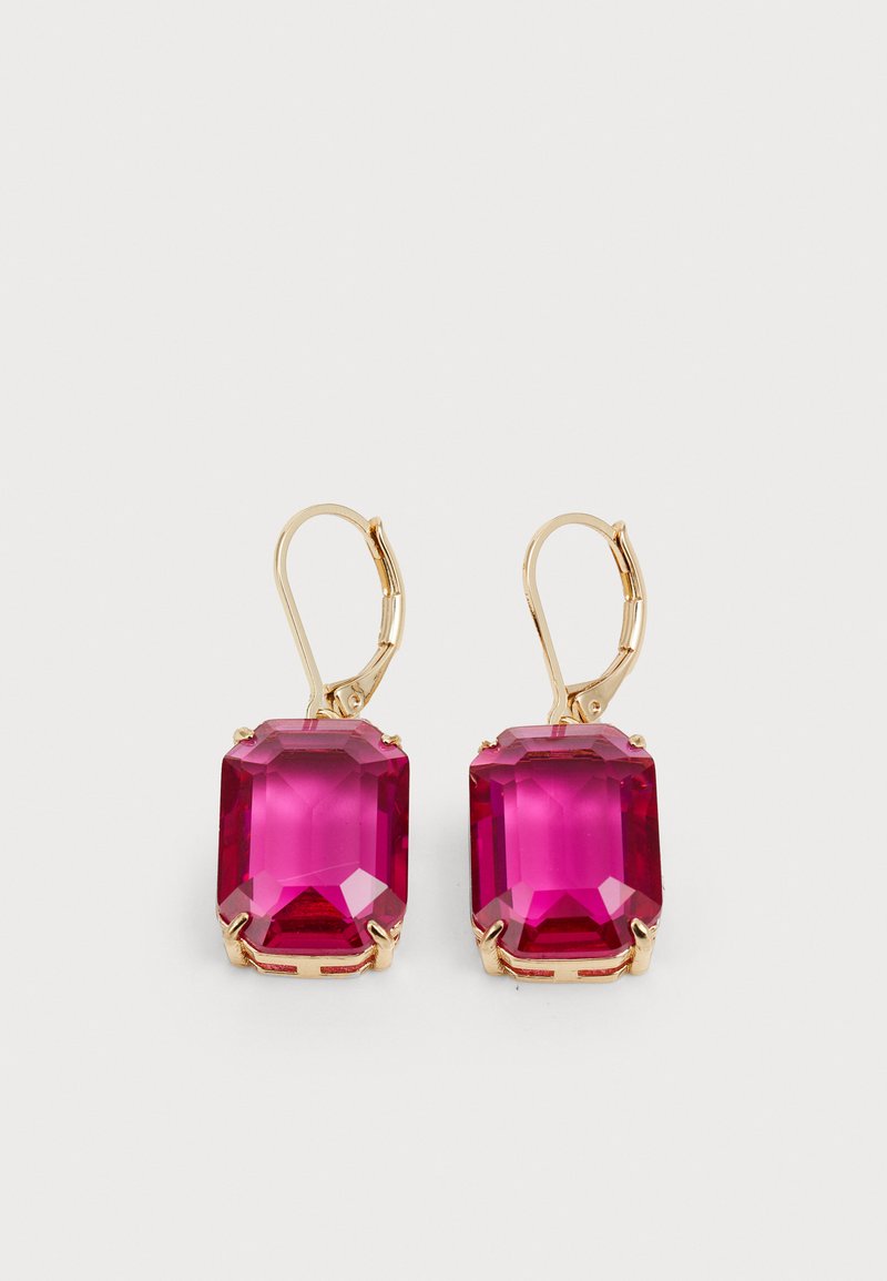 Goudkleurige lever-back oorbellen met grote octagonale roze edelstenen met facetten, gezet in een veilige klauwontwerp.