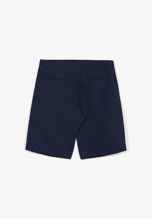 Pantaloncini blu navy con una trama liscia, caratterizzati da un taglio dritto, due tasche posteriori con chiusura a bottone e un design di cintura pulito.