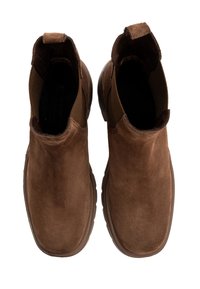 Brązowe zamszowe botki za kostkę z elastycznymi panelami bocznymi i zaokrąglonymi palcami, z fakturowaną powierzchnią i solidną gumową podeszwą.