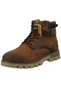 Botas de cuero marrón hasta el tobillo con un diseño robusto, superficie texturizada, acentos en negro contrastantes, cordones resistentes y una suela gruesa con tracción.