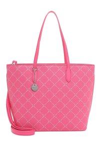 Sac cabas rose vif avec un motif matelassé en diamant, deux poignées, une bandoulière détachable et un pendentif de marque rond en argent.