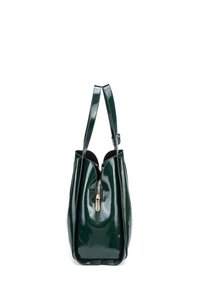 Borsa a spalla in vernice verde con due manici, chiusura a zip e forma strutturata. Presenta una finitura liscia e lucida.