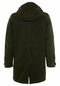 Abrigo de invierno verde oscuro con capucha, mangas largas, abertura en la parte trasera y correas ajustables en los puños.