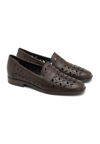 Braune Lederloafers mit durchbrochenen Designs, einer abgerundeten Zehe und einer flachen Sohle. Verfügt über einen eleganten Riemen über der Vorderseite und eine glatte Textur.