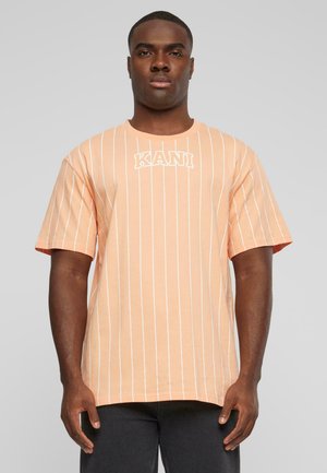 Karl Kani KM241-025-2 SMALL SERIF PINSTRIPE  - Triko s potiskem - apricot white